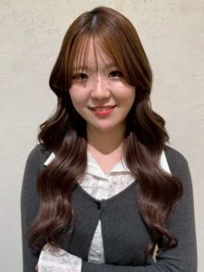 【2025年冬】ロングレイヤー特集｜ストレート・巻き髪・ウルフ・前髪なし/ありまで 似合う万能スタイル解説　ロングレイヤーの巻き方