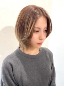 2025–2026年冬｜最新ヘアカラー10選！透明感と深みが引き立つ人気ヘアカラー特集　ミルキーベージュ