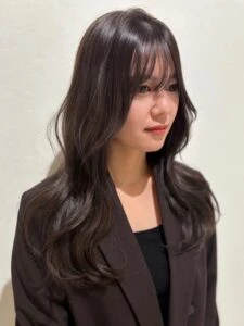 【2025年冬】ロングレイヤー特集｜ストレート・巻き髪・ウルフ・前髪なし/ありまで 似合う万能スタイル解説　巻き髪