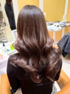 2025–2026年冬｜最新ヘアカラー10選！透明感と深みが引き立つ人気ヘアカラー特集　モカブラウン