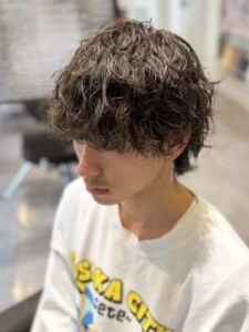 冬も【サーフカール】が人気！季節感のある“抜け感メンズパーマ”で大人おしゃれに ミディアムレングス