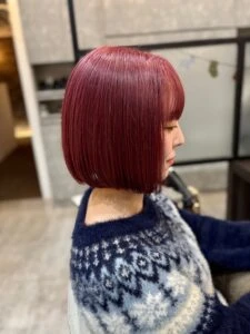 2025–2026年冬｜最新ヘアカラー10選！透明感と深みが引き立つ人気ヘアカラー特集　チェリーレッド