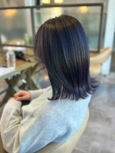 2025–2026年冬｜最新ヘアカラー10選！透明感と深みが引き立つ人気ヘアカラー特集　ブルーブラック