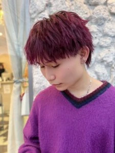 2025–2026年冬｜最新ヘアカラー10選！透明感と深みが引き立つ人気ヘアカラー特集　メンズチェリーレッド 