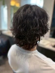 冬も【サーフカール】が人気！季節感のある“抜け感メンズパーマ”で大人おしゃれに 