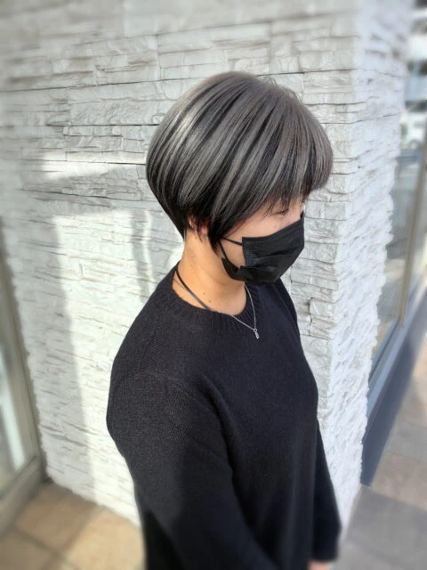 アンブレラカラー×ホワイトグレージュで魅せるスッキリ丸みショートの透明感ヘア