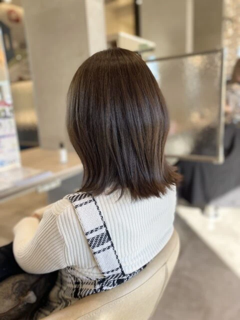 グレージュブラウン×外ハネで小顔見え◎透明感イルミナカラーで大人可愛く