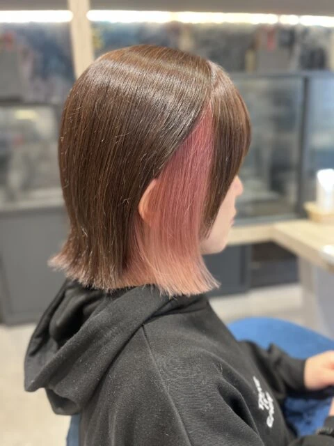 インナーカラー×外はねボブ×赤系カラーでメリハリと小顔見えを叶える