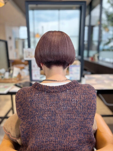 刈り上げマッシュボブ ピンクベージュで叶える軽やかデザインす