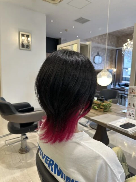 ウルフカットで個性的な立体スタイルに