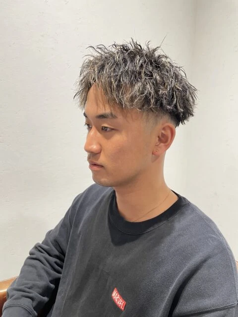 ツイストパーマと金メッシュで魅せる縦落ちパーマの最強スタイル