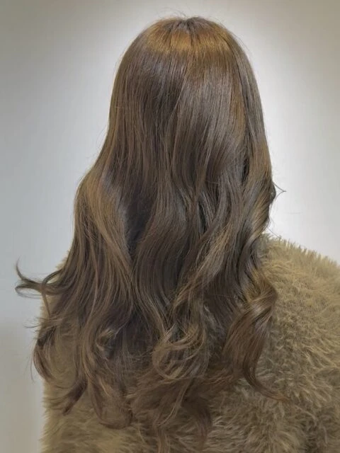 オリーブカラーと巻き髪で作る洗練された大人の透明感