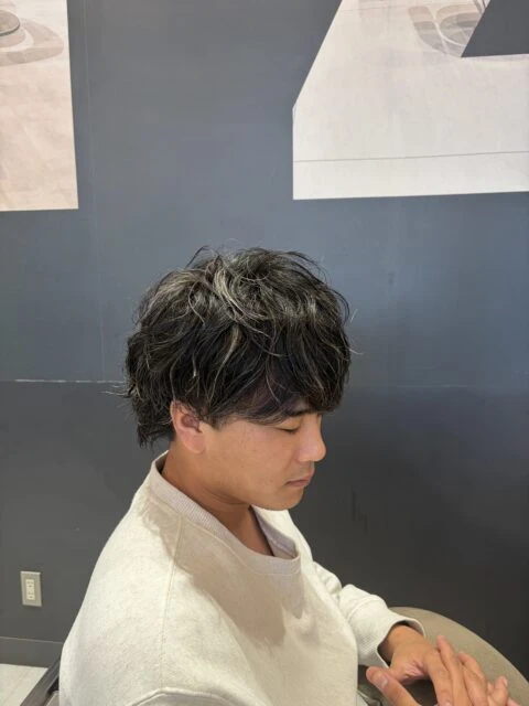 ハイライトとサーフカールで直毛を柔らかく見せるパーマデザイン