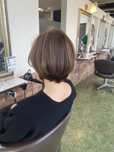 白髪ぼかし×ふんわりショート×小顔ショートで後頭部ふんわり大人上品スタイル◎