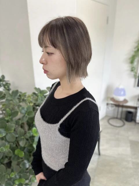 アンブレラカラー×ぱつっとボブ 明るい透け感ベージュでつくる大人のくびれヘア