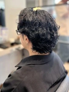 冬も【サーフカール】が人気！季節感のある“抜け感メンズパーマ”で大人おしゃれに 前髪なし×サーフカール