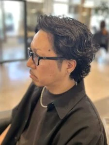 冬も【サーフカール】が人気！季節感のある“抜け感メンズパーマ”で大人おしゃれに 前髪なし×サーフカール