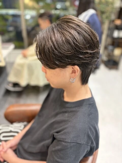 ニュアンスパーマで作るセンターパートの自然な抜け感ヘア