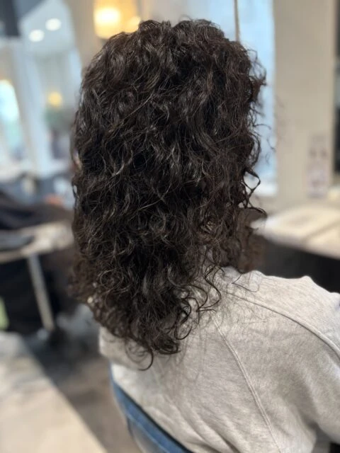 ソバージュパーマで根本からふんわり！取れづらい強カールを実現