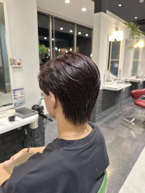 ディープレッド×センターパートで大人の魅力◎