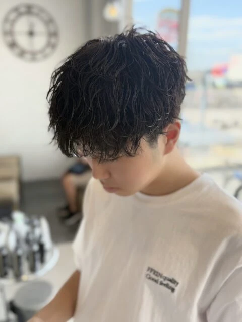 動きとまとまりを両立！緩め波巻きパーマで叶う冬の抜け感スタイル