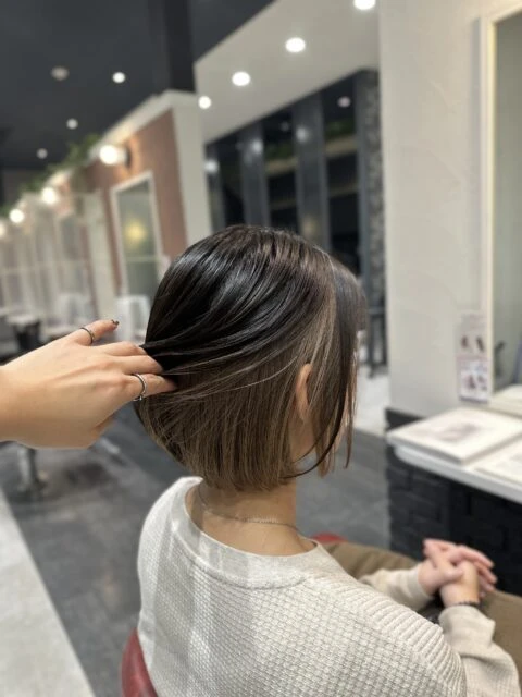 インナーカラーで派手すぎない垢抜けヘアに◎
