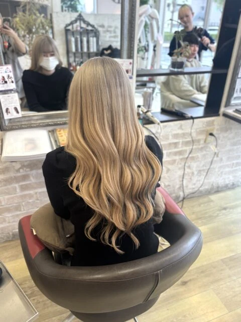 透け感あるベージュカラーで暗染めを明るく柔らかく魅せるヘアに