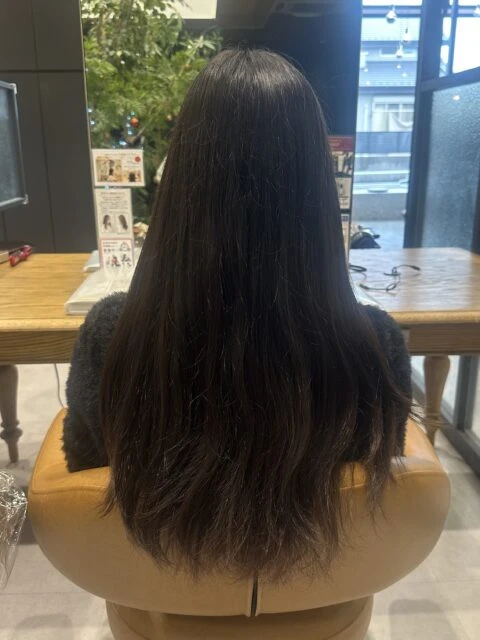 パツっとストレートヘアで湿気対策◎ダメージを抑えた大人ストレート