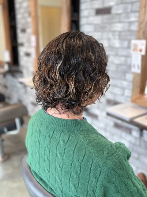 縦落ちパーマ×メンズミディアムレイヤーカット 広がらない大人パーマ