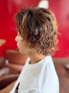 冬も【サーフカール】が人気！季節感のある“抜け感メンズパーマ”で大人おしゃれに 似合う骨格・髪質