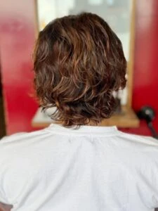 冬も【サーフカール】が人気！季節感のある“抜け感メンズパーマ”で大人おしゃれに スタイリング方法