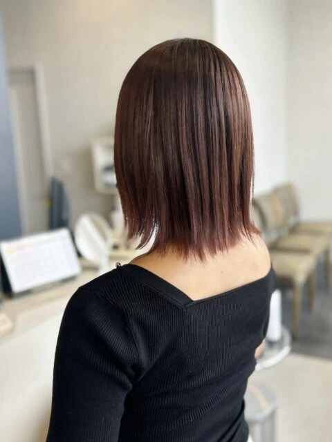 柔らかブラウンで艶めく切りっぱなしボブ！色落ちまで可愛いスタイル