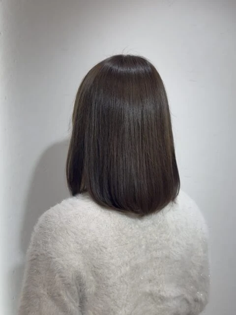 アッシュグレー×ヘアカラーでオレンジ味を消して透明感を叶える大人カラー