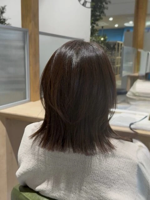 ミディアムレイヤーで叶うツヤ感ブラウンカラー◎小顔見せと動きを両立する最旬スタイル