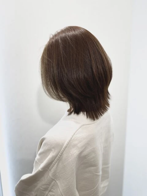 くびれレイヤーボブ グレージュブラウンで動きも艶も叶う秋冬スタイル