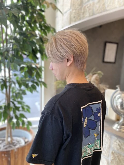 ホワイトベージュで透明感あふれる髪に!肌を明るく魅せる艶カラー