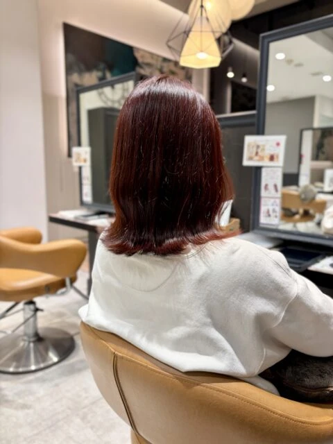 ワインレッドカラーで赤味をしっかり感じる美髪スタイル