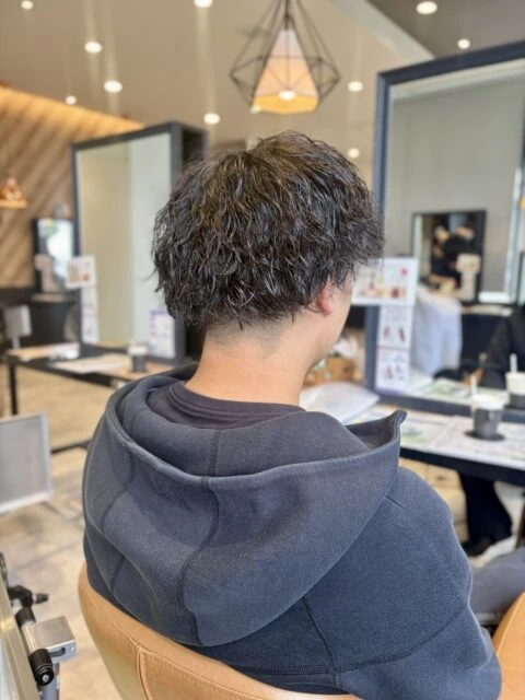 ツイストスパイラルパーマで動きと収まりを両立した好印象ヘア