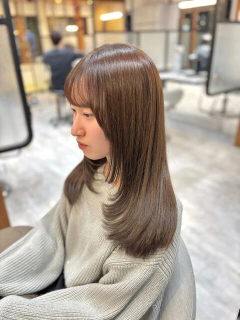 オリーブベージュ×レイヤーカットで叶える赤み消しカラー