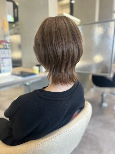 ショートウルフ×ミルクティーベージュで赤みを抑えた垢抜けカラーに