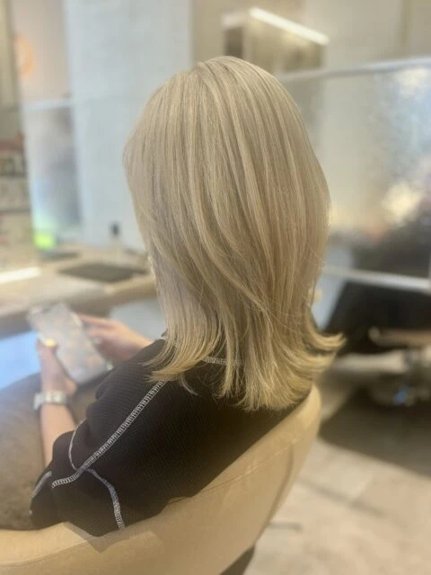 ホワイトブロンド×レイヤーカットで柔らかさと抜け感を両立!