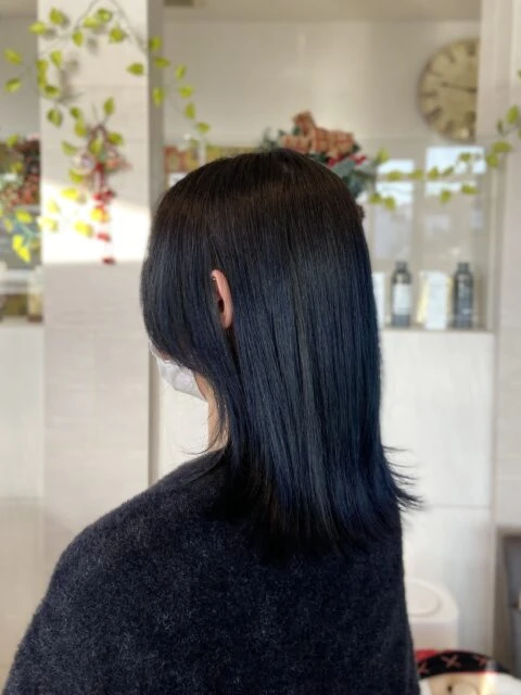 ブルーブラックの暗すぎないカラーカット