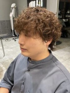 冬も【サーフカール】が人気！季節感のある“抜け感メンズパーマ”で大人おしゃれに 前髪あり×サーフカール