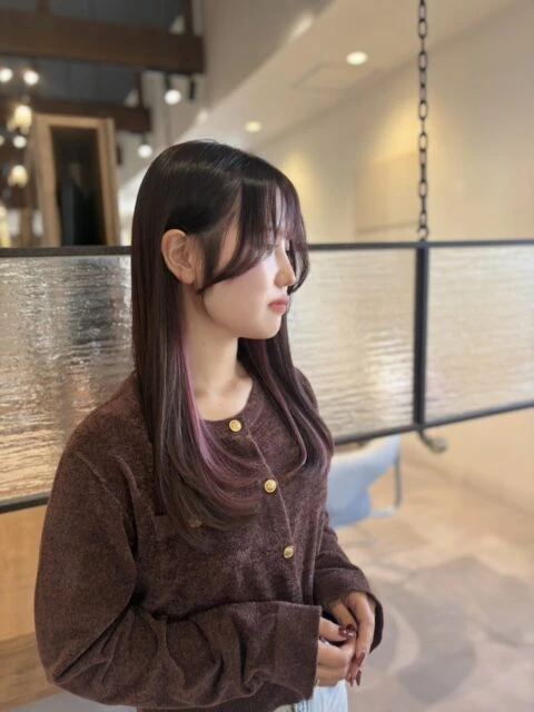 暖色カラーのローレイヤー×インナーカラーで艶と抜け感を演出