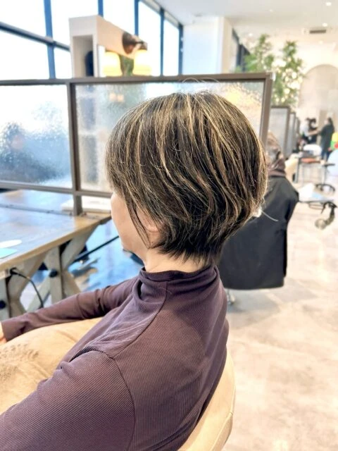 くびれショート×地毛ハイライトで叶える抜け感スタイル