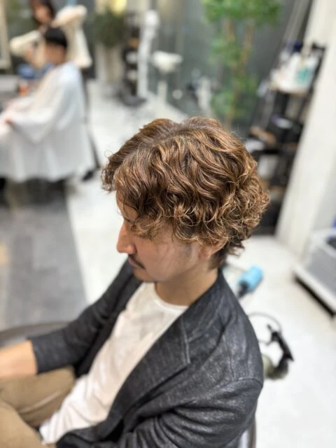 スパイラルパーマで長持ち◎硬い髪に強めカールの海外風デザイン