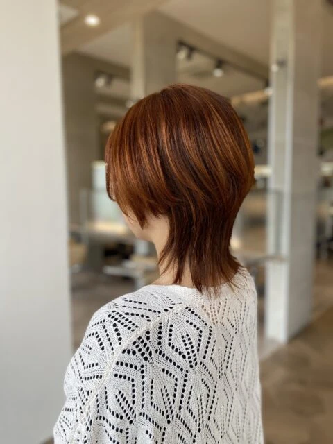 バッサリ派に◎オレンジカラー×ウルフで動きと抜け感をプラス！