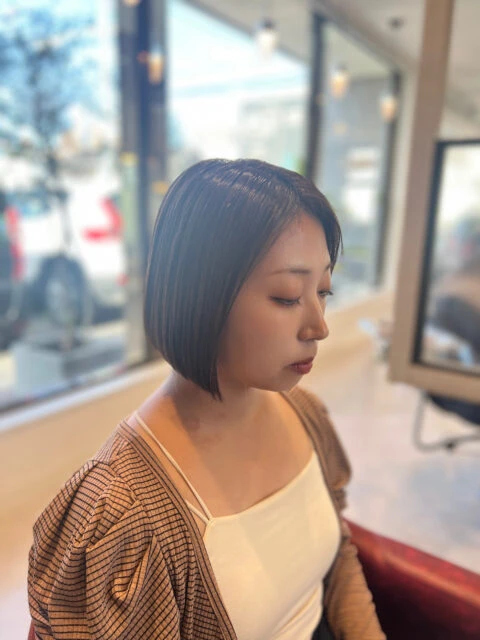 切りっぱなしボブとブラウンカラーで叶える扱いやすい大人ボブ