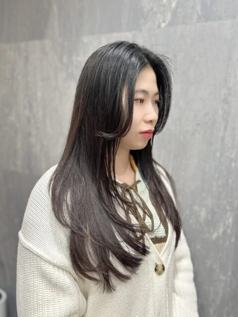 レイヤーカットで動きが出る大人可愛いロングヘア