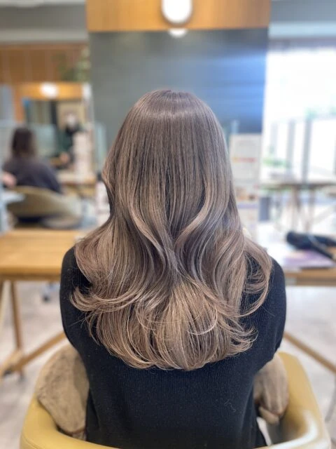 ミルクグレージュ×レイヤーカット　透明感抜群の柔らかカラー